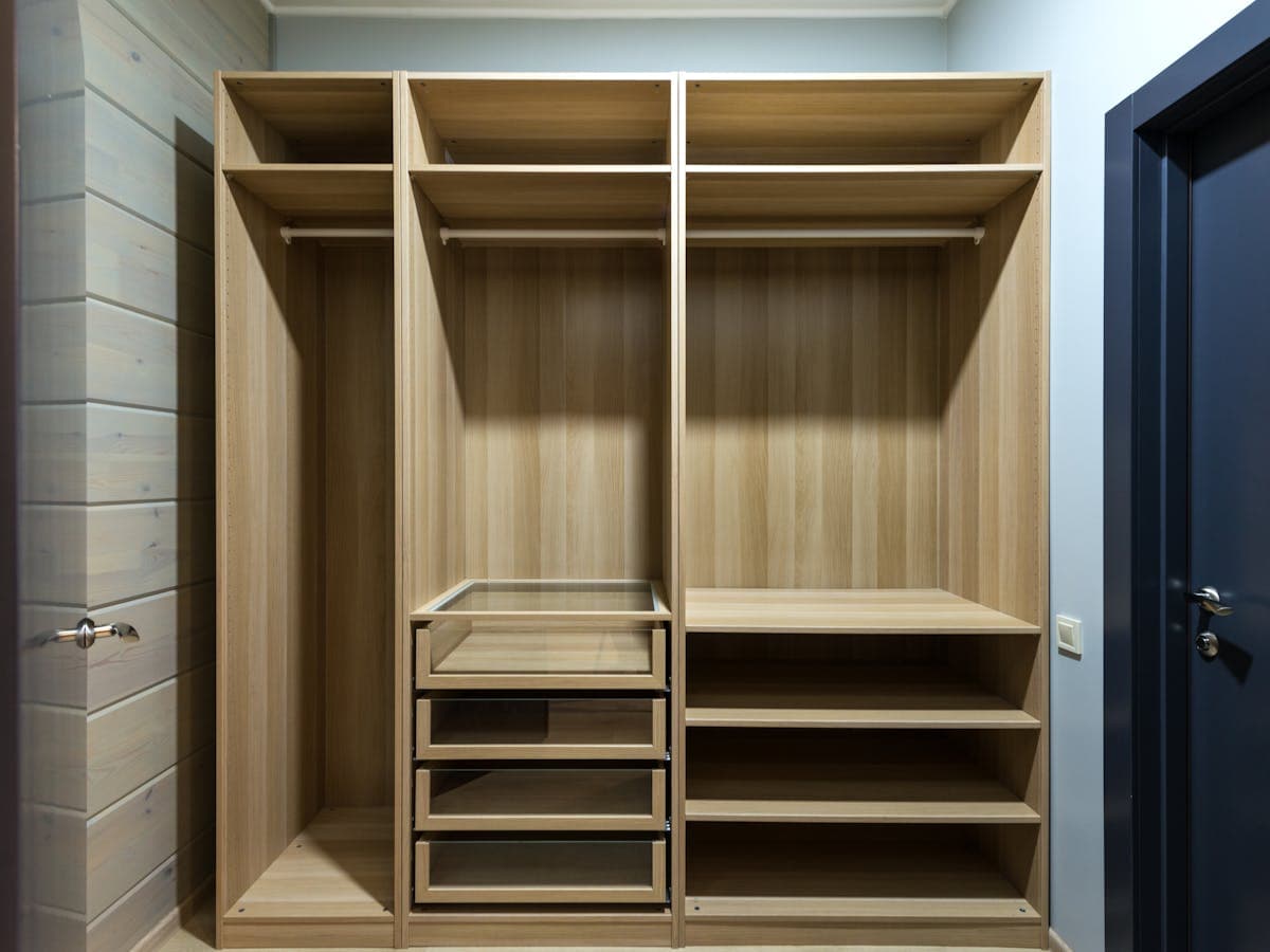Szafa Wnękowa Modern — wnętrze